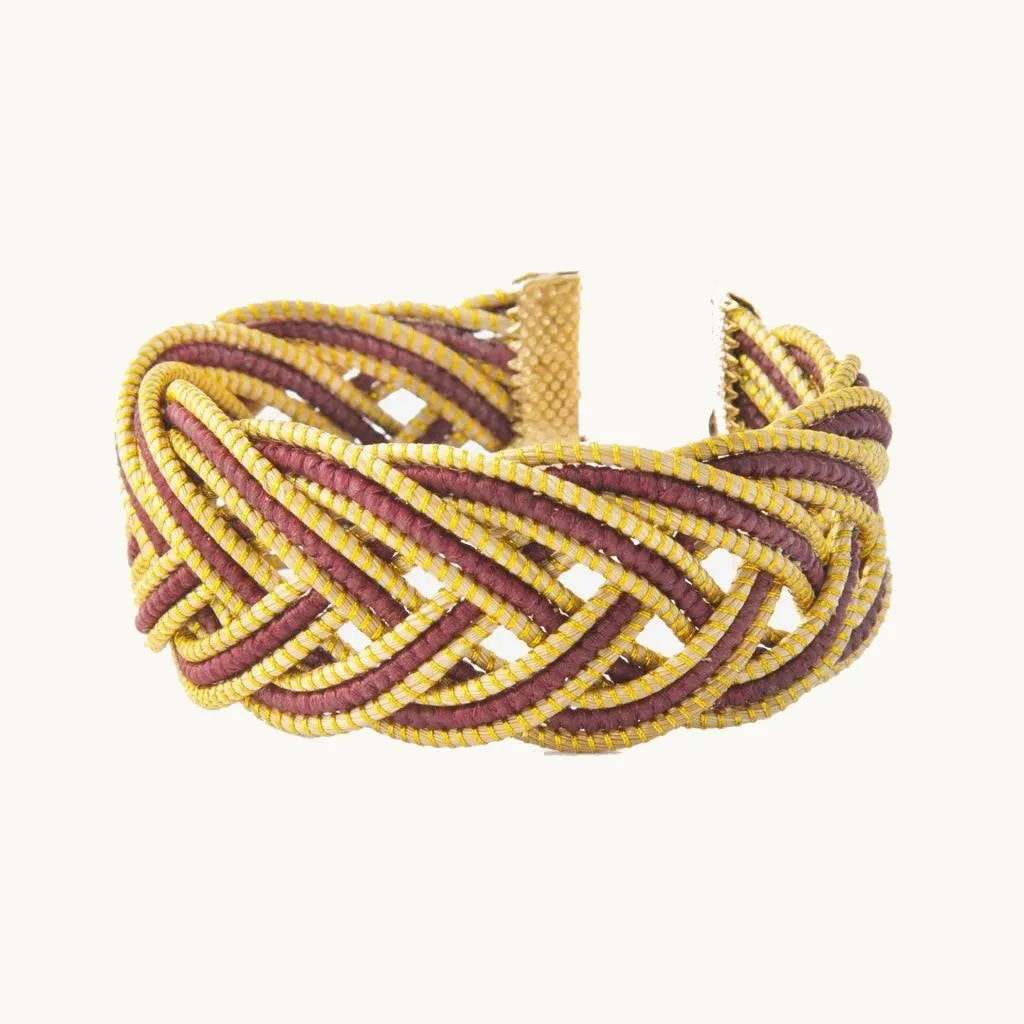 Aura Bracelet — gioiello in erba d'oro disegnato da Orit, intrecciato a mano nel Cerrado, Oroboros