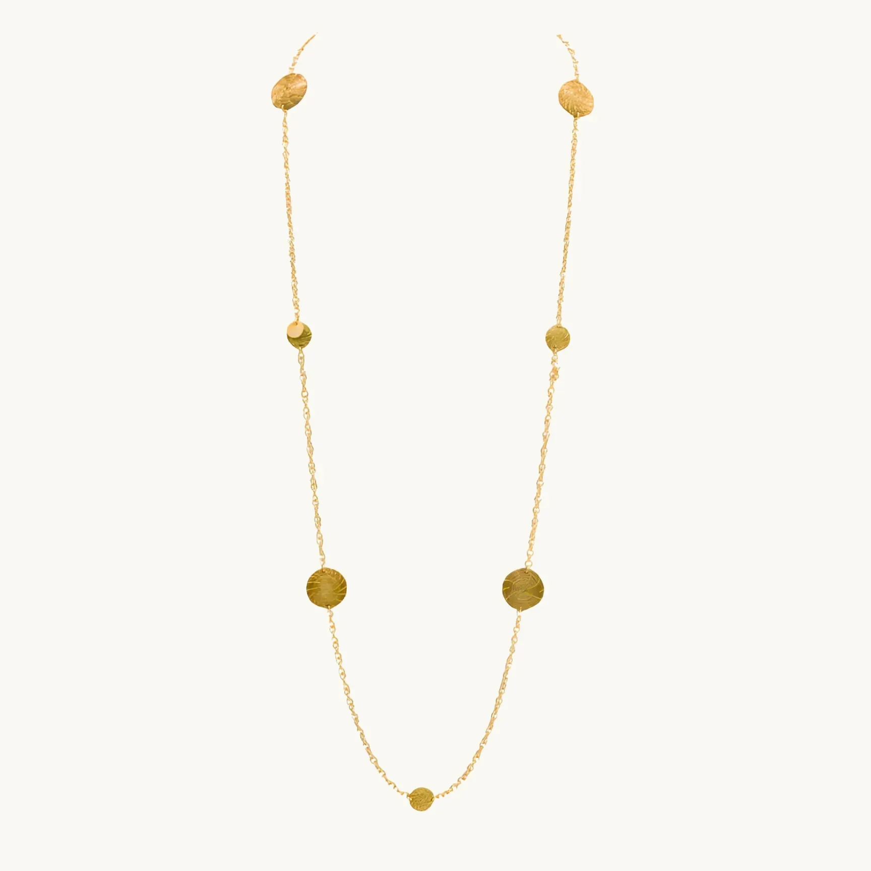 Gaudi Necklace — gioiello in erba d'oro disegnato da Orit, intrecciato a mano nel Cerrado, Oroboros