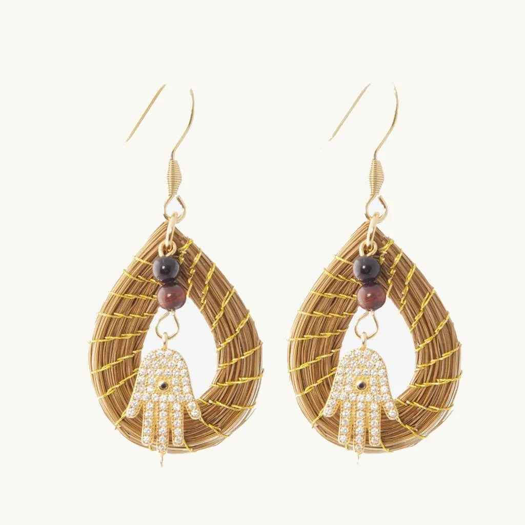 Aura Earrings — gioiello in erba d'oro disegnato da Orit, intrecciato a mano nel Cerrado, Oroboros
