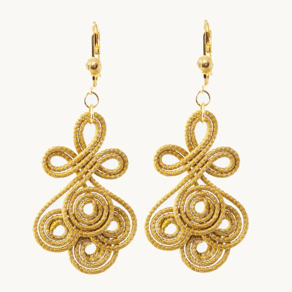 Gabriel Earrings — gioiello in erba d'oro disegnato da Orit, intrecciato a mano nel Cerrado, Oroboros