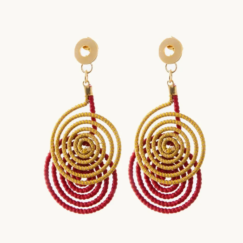 Infinito Earrings — gioiello in erba d'oro disegnato da Orit, intrecciato a mano nel Cerrado, Oroboros