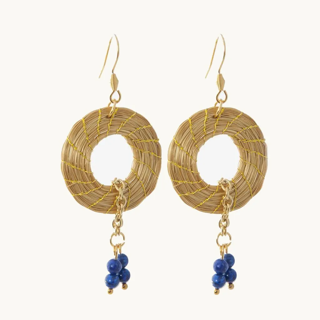 Luce Earrings — gioiello in erba d'oro disegnato da Orit, intrecciato a mano nel Cerrado, Oroboros