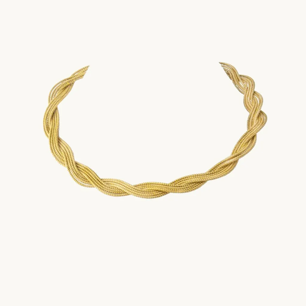 Raphael Necklace — gioiello in erba d'oro disegnato da Orit, intrecciato a mano nel Cerrado, Oroboros