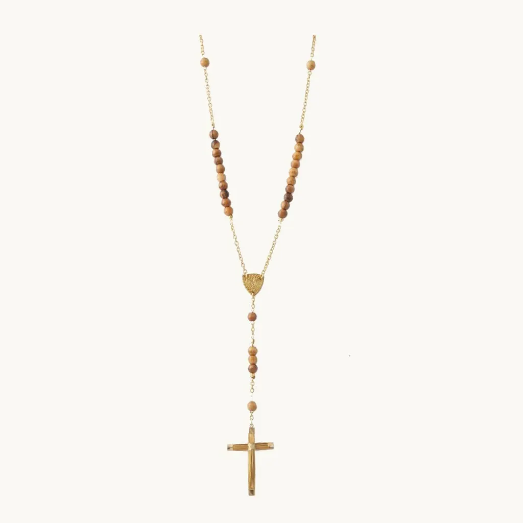 Rosary — gioiello in erba d'oro disegnato da Orit, intrecciato a mano nel Cerrado, Oroboros